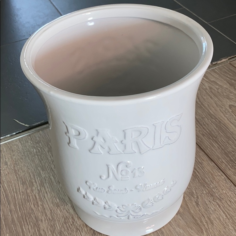 Gorgeous porcelain mini trash can